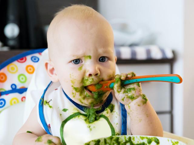 Kind isst und guckt in die Kamera