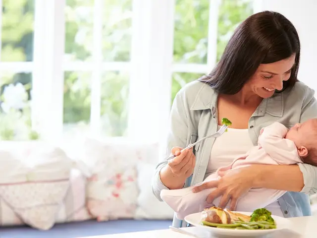 Mutter hält Baby im Arm