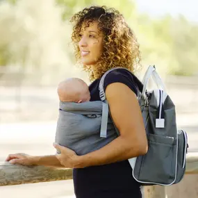 Schwangere Frau mit Baby beim wandern