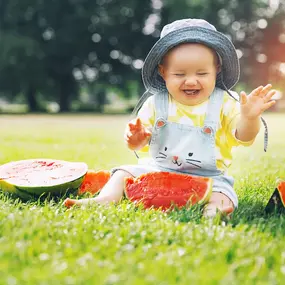 Baby sitzt auf dem Rasen