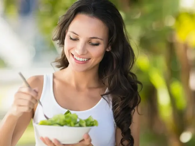 Schwangere Frau ernährt sich gesund