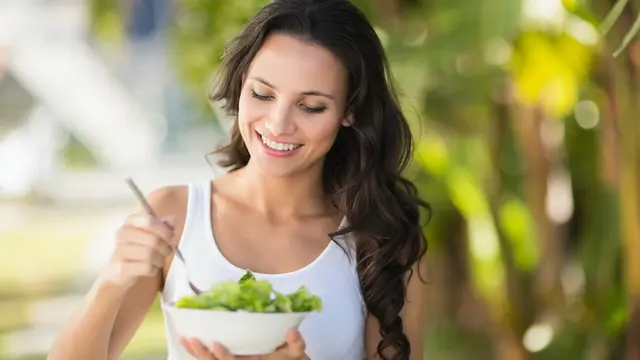 Schwangere Frau ernährt sich gesund