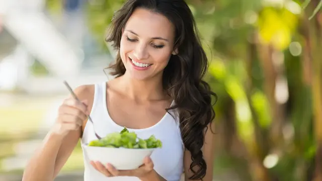 Schwangere Frau ernährt sich gesund