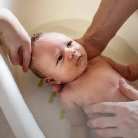 Baby wird gebadet