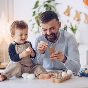 Vater und Sohn am basteln