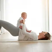 Mutter macht Sport mit Baby