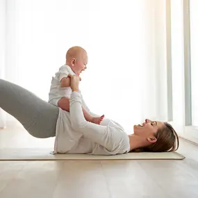 Mutter macht Sport mit Baby