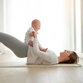 Mutter macht Sport mit Baby