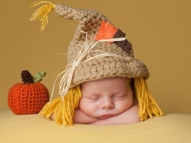 Baby liegend mit Mütze