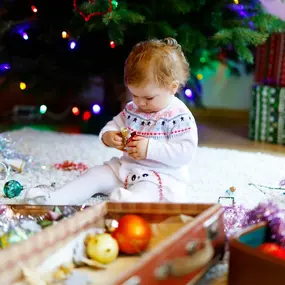 Baby spielend an Weihnachten