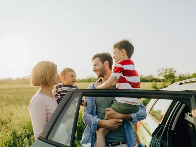 Familie an Feldrand mit Kindern