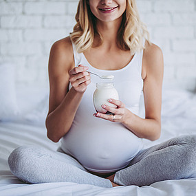 Schwangere isst Joghurt