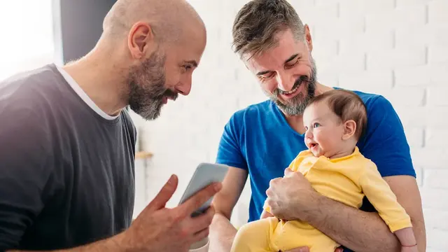 Baby mit Vater beim Arzt