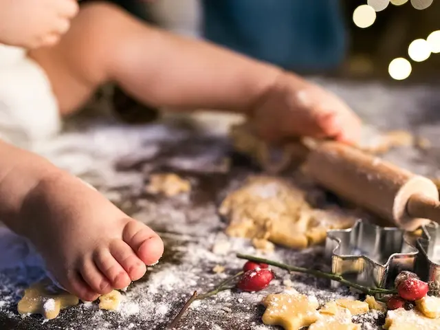 Baby beim backen