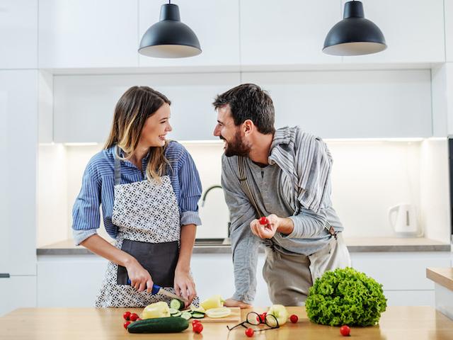 Mann und Frau in der Küche