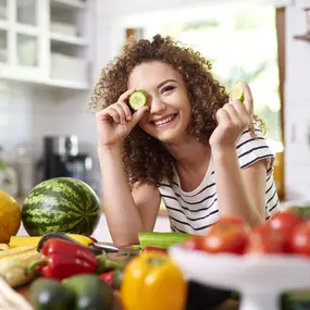 Junge Frau ernährt sich gesund