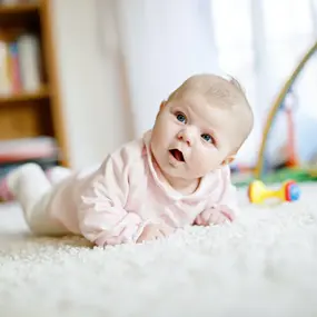 Baby krabbelt auf dem Boden