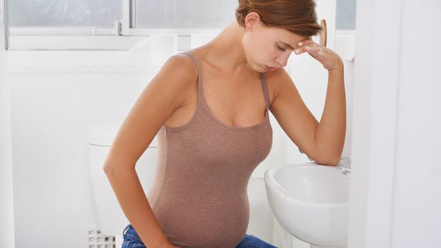 Frau mit Beschwerden während der Schwangerschaft