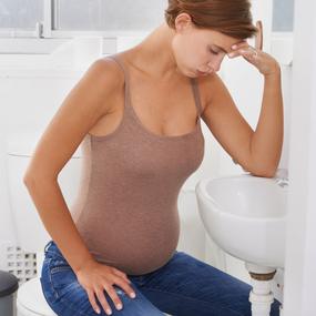 Frau mit Beschwerden während der Schwangerschaft