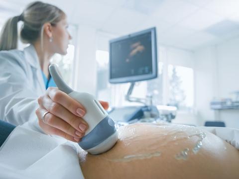 Schwangere Frau während Ultraschall bei Ärztin